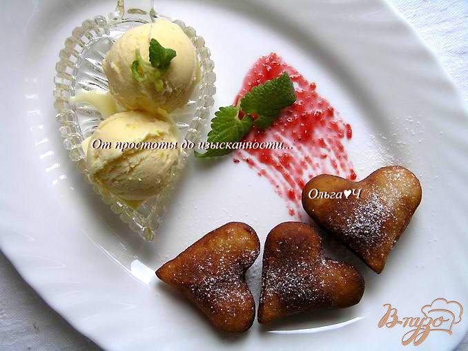 Фото приготовление рецепта: Творожно-малиновые пончики с цитрусовым мороженым шаг №7