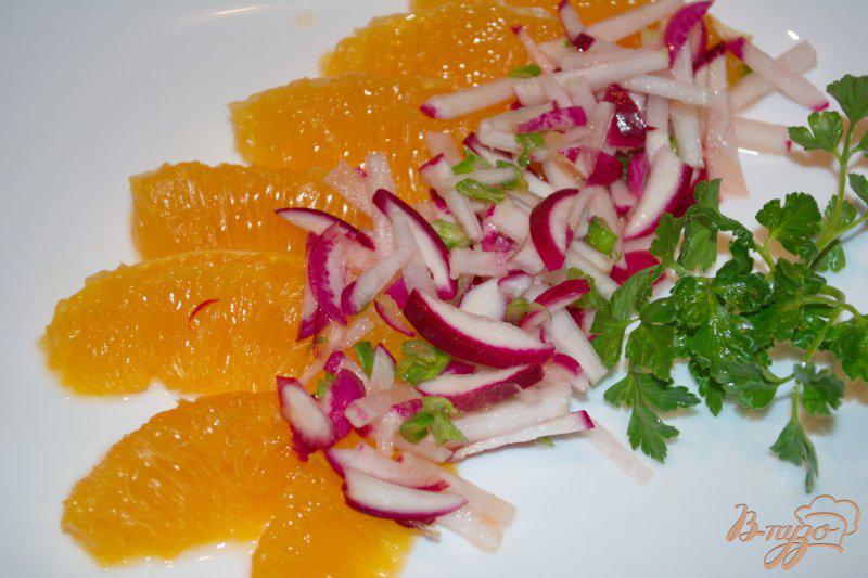 Фото приготовление рецепта: Салат с апельсином и редисом шаг №5