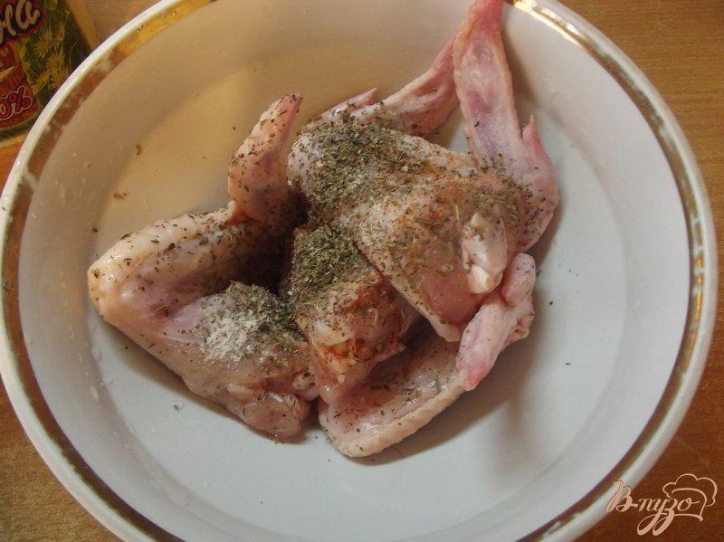 Фото приготовление рецепта: Запеченные куриные крылья с яйцом шаг №2