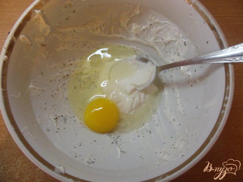 Фото приготовление рецепта: Запеченные куриные крылья с яйцом шаг №4