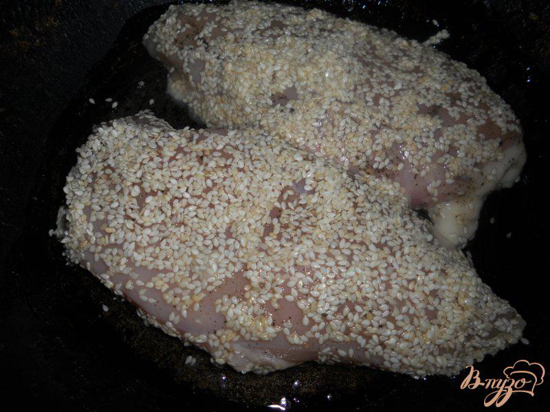Фото приготовление рецепта: Куриная грудка в кунжуте шаг №5