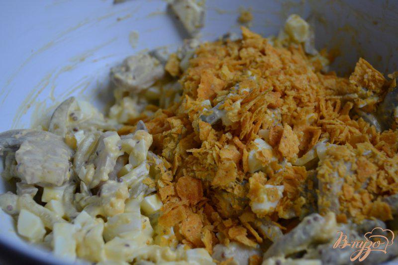 Фото приготовление рецепта: Салат с кукурузными чипсами шаг №3