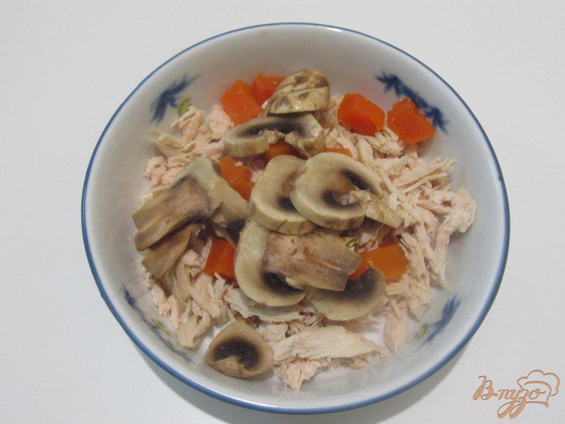 Фото приготовление рецепта: Салат из курицы и грибов шаг №3