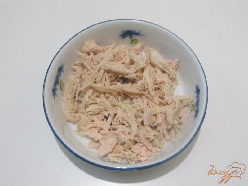 Фото приготовление рецепта: Салат из курицы и грибов шаг №2