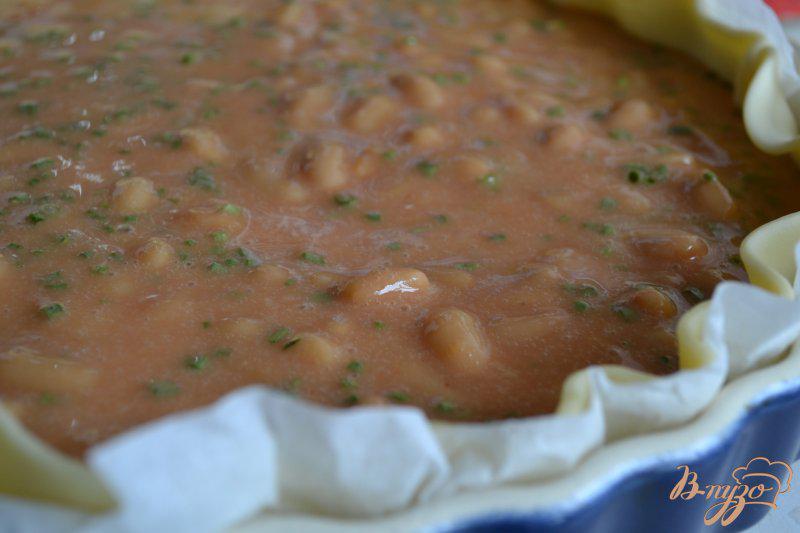 Фото приготовление рецепта: Открытый пирог с фасолью в томатном соусе шаг №4
