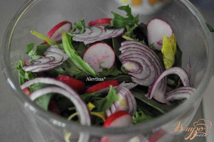 Фото приготовление рецепта: Салат весенний с яйцом и оливками шаг №1