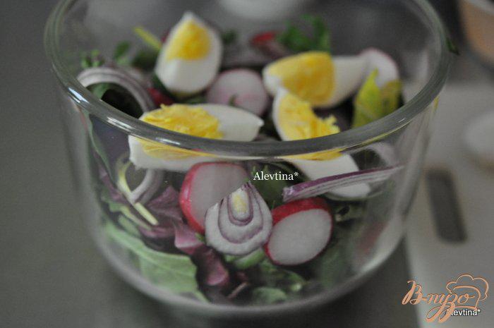 Фото приготовление рецепта: Салат весенний с яйцом и оливками шаг №2