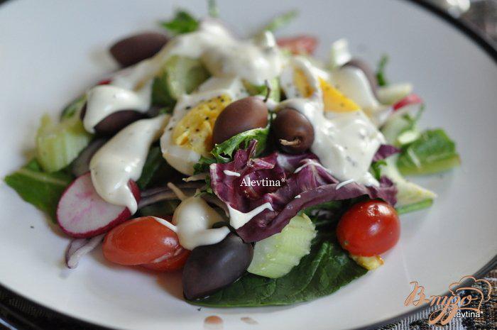 Фото приготовление рецепта: Салат весенний с яйцом и оливками шаг №3