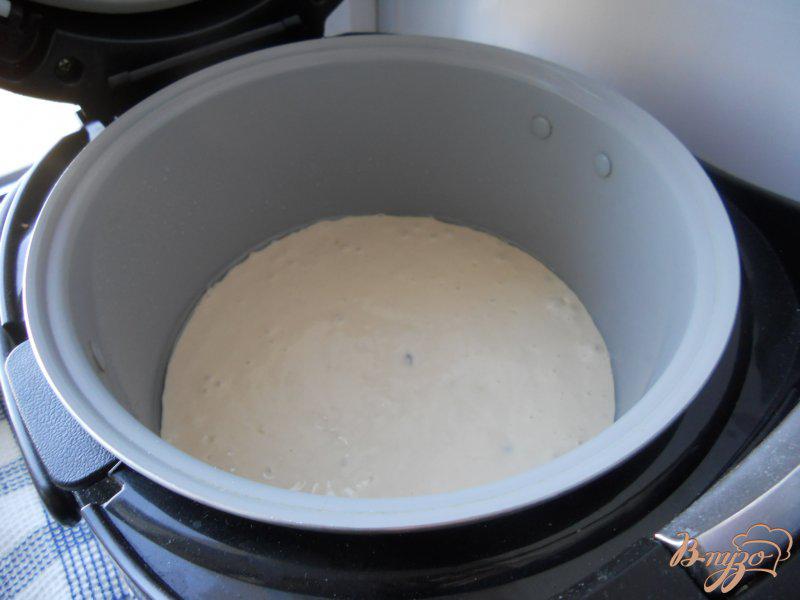 Фото приготовление рецепта: Пирог с изюмом в мультиварке шаг №4