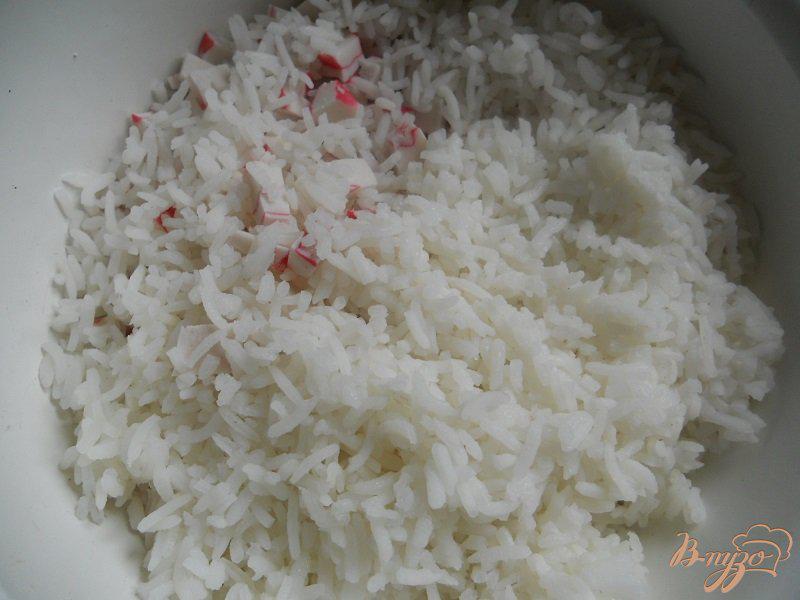 Фото приготовление рецепта: Рисовый салат с крабовым мясом шаг №3