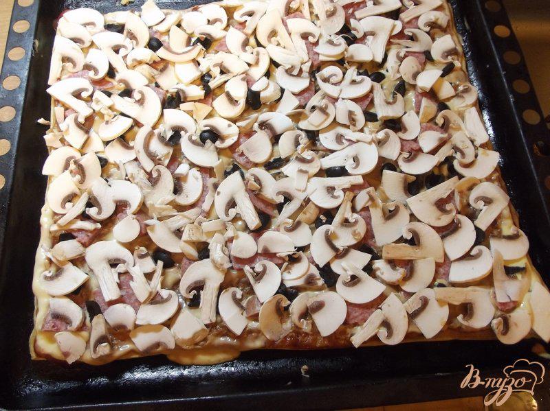 Фото приготовление рецепта: Пицца с сырыми шампиньонами шаг №7