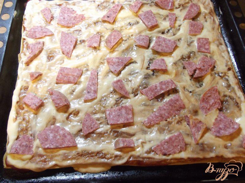 Фото приготовление рецепта: Пицца с сырыми шампиньонами шаг №4