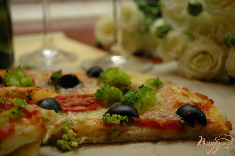 Фото приготовление рецепта: Пицца с брокколи и моцареллой шаг №7