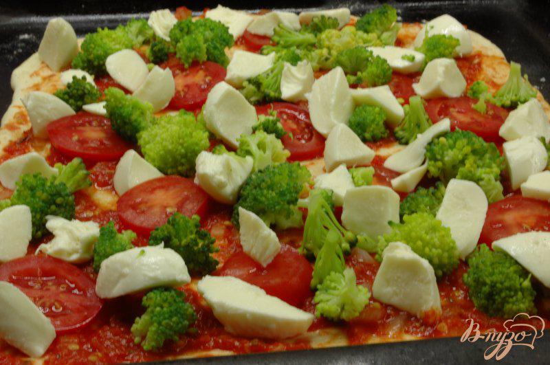 Фото приготовление рецепта: Пицца с брокколи и моцареллой шаг №4