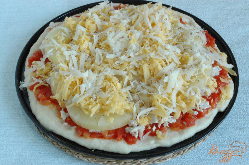 Фото приготовление рецепта: Пицца с куриным филе и ананасом шаг №8