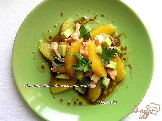 Фото приготовление рецепта: Салат с лососем-гриль, апельсином и авокадо шаг №6