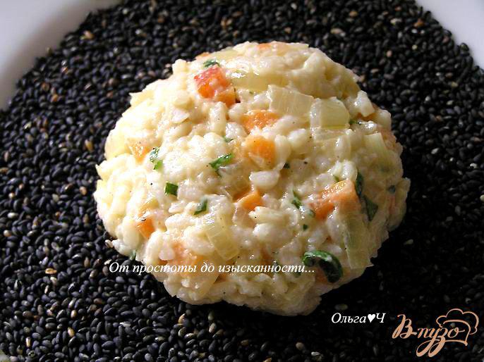 Фото приготовление рецепта: Рисовые котлетки с овощами в кунжутной панировке шаг №4
