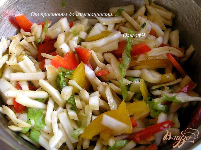 Фото приготовление рецепта: Салат из капусты в пикантной заправке шаг №4