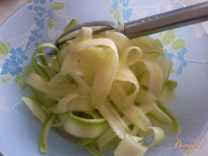 Фото приготовление рецепта: Салат из молодых кабачков шаг №1