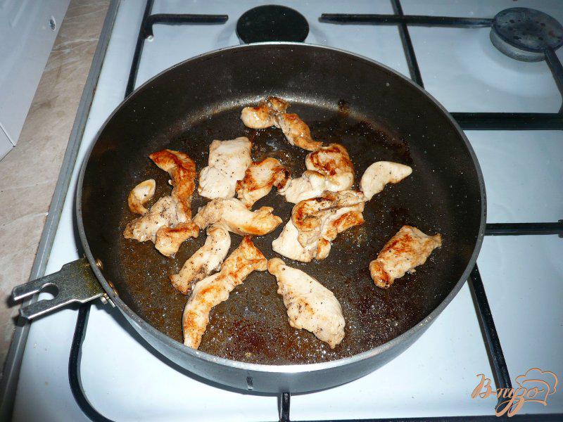 Фото приготовление рецепта: Куриная грудка в томатном соусе шаг №5
