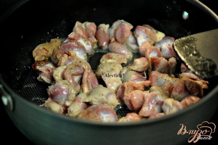 Фото приготовление рецепта: Cалат с куриными желудками шаг №2