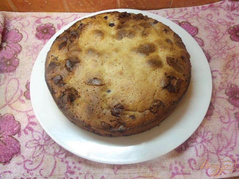 Фото приготовление рецепта: Пирог с вишней и белым шоколадом шаг №6