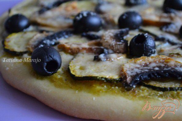 Фото приготовление рецепта: Пицца с цукини и шампиньонами шаг №6