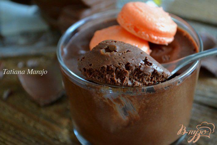Фото приготовление рецепта: Шоколадный десерт с кусочками клубники шаг №5