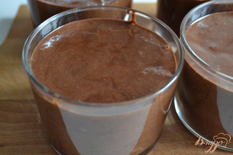 Фото приготовление рецепта: Шоколадный десерт с кусочками клубники шаг №4