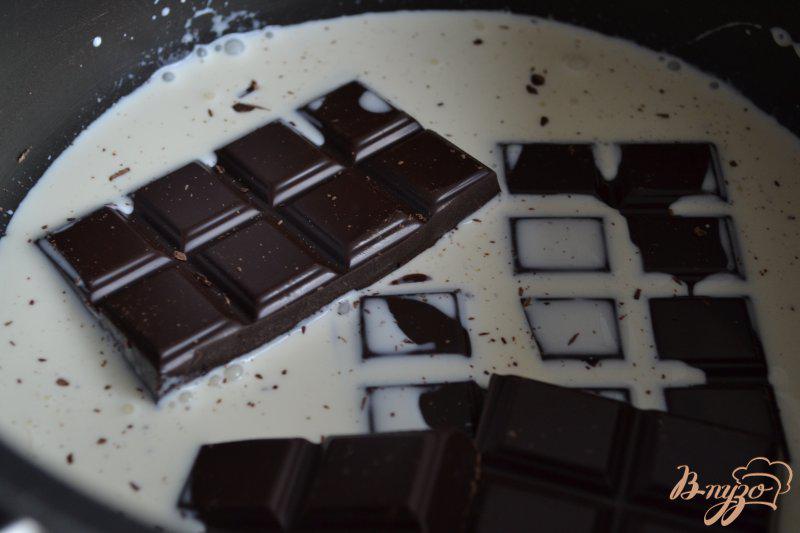 Фото приготовление рецепта: Шоколадный десерт с кусочками клубники шаг №1