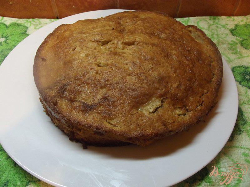 Фото приготовление рецепта: Мягкий яблочный пирог с белой черешней шаг №7