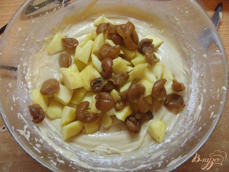 Фото приготовление рецепта: Мягкий яблочный пирог с белой черешней шаг №5