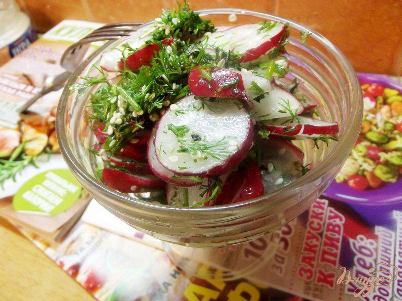 Фото приготовление рецепта: Салат из редиса с кунжутом и мятой шаг №5