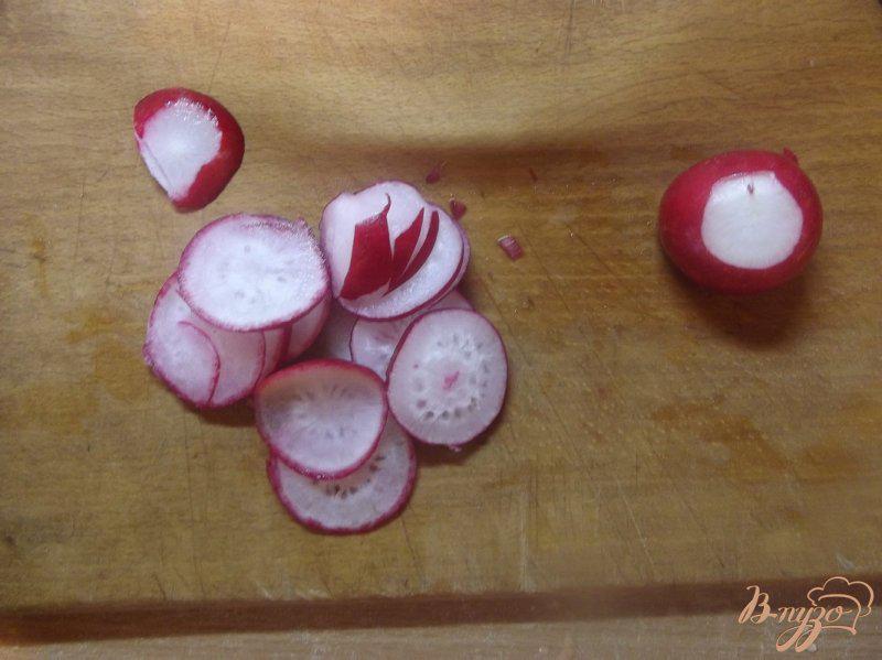 Фото приготовление рецепта: Салат из редиса с кунжутом и мятой шаг №1