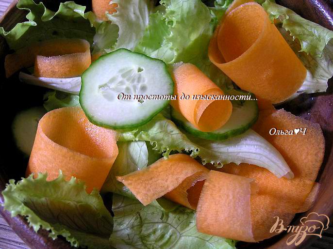 Фото приготовление рецепта: Зеленый салат с авокадо и кедровыми орехами шаг №3