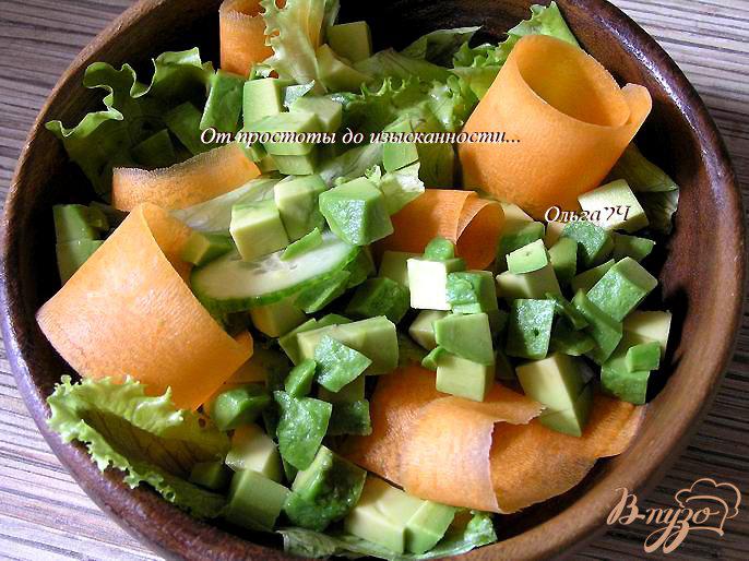 Фото приготовление рецепта: Зеленый салат с авокадо и кедровыми орехами шаг №4