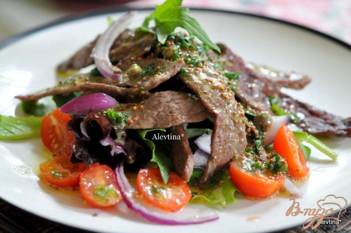 Фото приготовление рецепта: Салат с говядиной , соусом из  каперсов и петрушки шаг №4