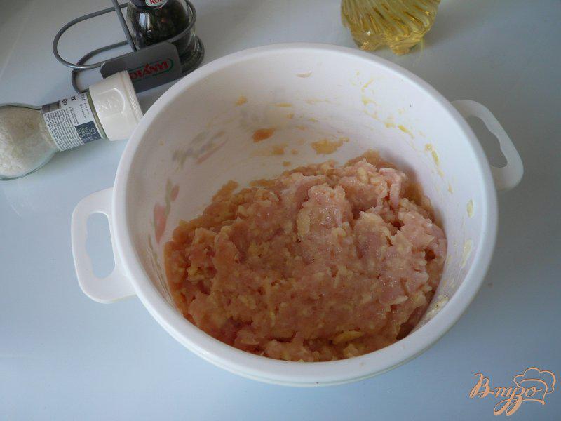 Фото приготовление рецепта: Куриные котлетки с яблоком шаг №2