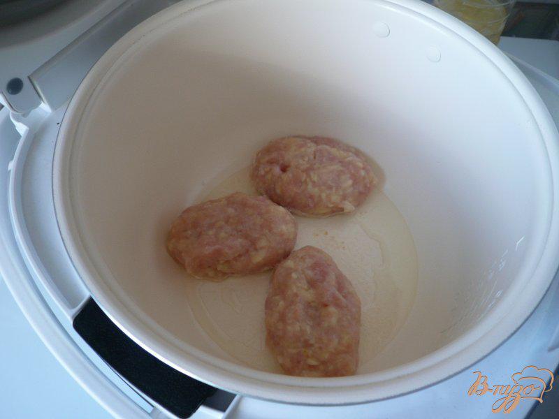 Фото приготовление рецепта: Куриные котлетки с яблоком шаг №4