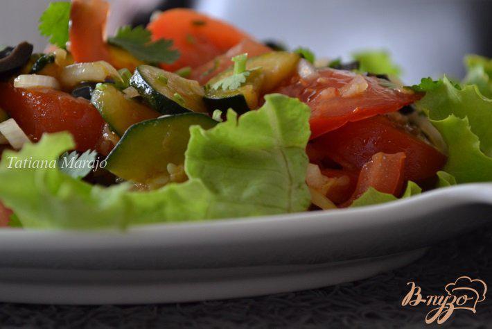 Фото приготовление рецепта: Помидорный салат с обжаренными цукини шаг №4