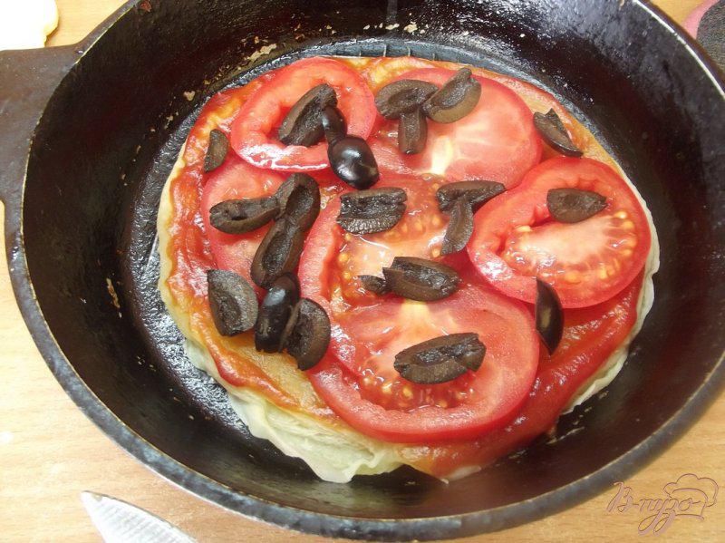 Фото приготовление рецепта: Закрытая пицца с грибами шаг №3