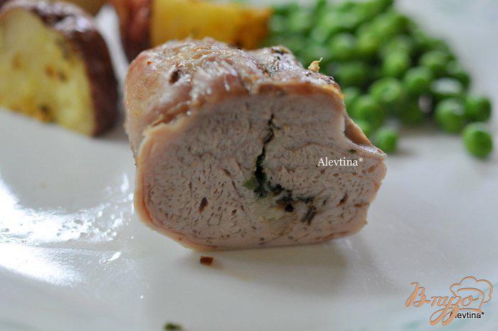 Фото приготовление рецепта: Свинина с чесночной-луковой начинкой шаг №5