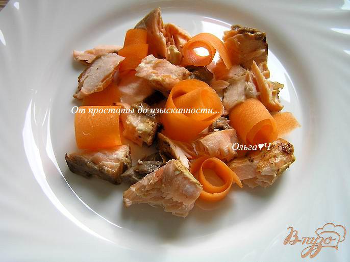 Фото приготовление рецепта: Салат с лососем-гриль, морковью и авокадо шаг №4