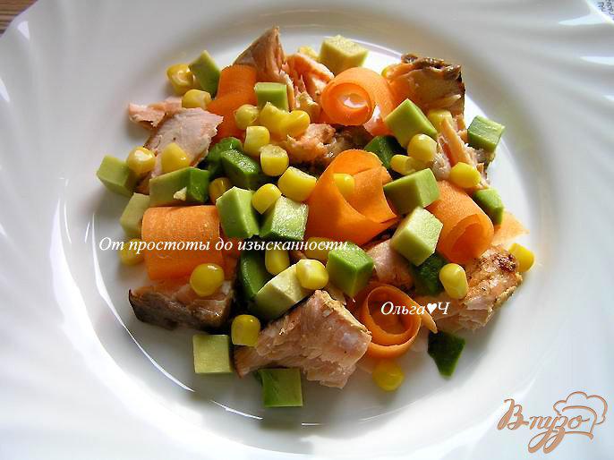 Фото приготовление рецепта: Салат с лососем-гриль, морковью и авокадо шаг №5