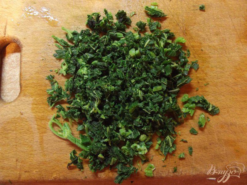 Фото приготовление рецепта: Мятный салат с крапивой шаг №5