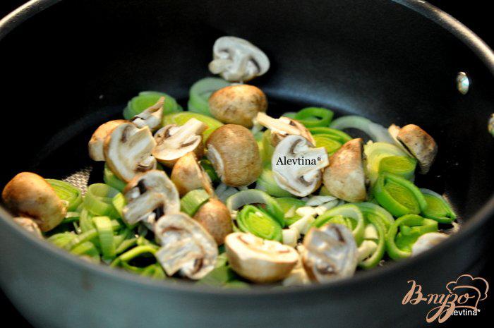 Фото приготовление рецепта: Гренка с грибами и луком-порей шаг №1