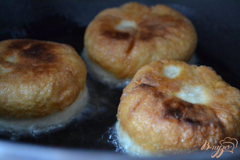 Фото приготовление рецепта: Дрожжевые пончики с вишнями шаг №4