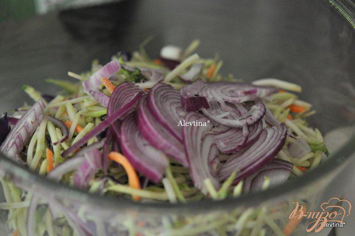 Фото приготовление рецепта: Салат с капустой и беконом шаг №1