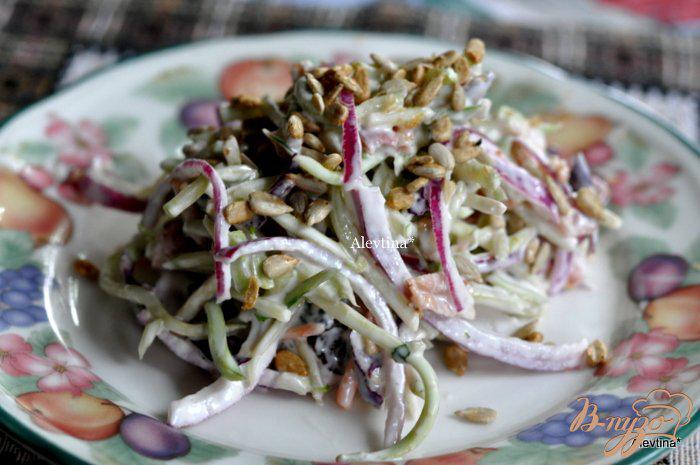 Фото приготовление рецепта: Салат с капустой и беконом шаг №4