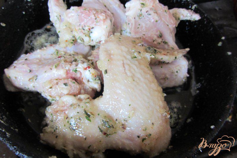 Фото приготовление рецепта: Ароматные куриные крылышки шаг №5